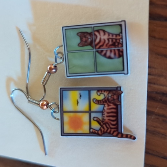 Jabebo Jewelry - Jabebo Cat in a Window Mismatched Earrings. Like New!